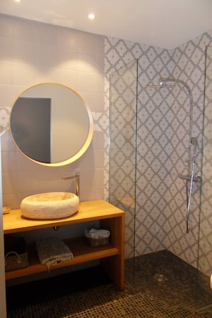 Bruser, hårtørrer, Toiletpapir