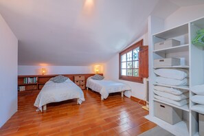 3 chambres, fer et planche à repasser