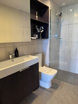 Douche, sèche-cheveux