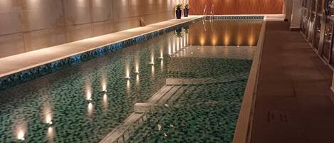 Una piscina techada, una piscina climatizada