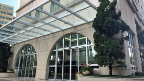 Un edificio moderno con amplias ventanas arqueadas y techo de cristal.