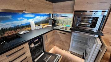 Microwave, oven, dishwasher, coffee/tea maker