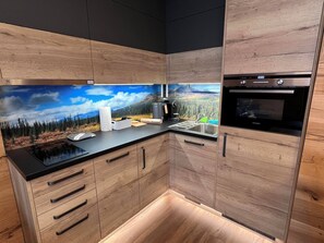 Microondas, horno, lavavajillas y cafetera o tetera