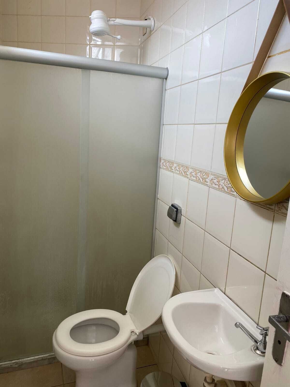 Un baño con inodoro, lavabo y ducha.