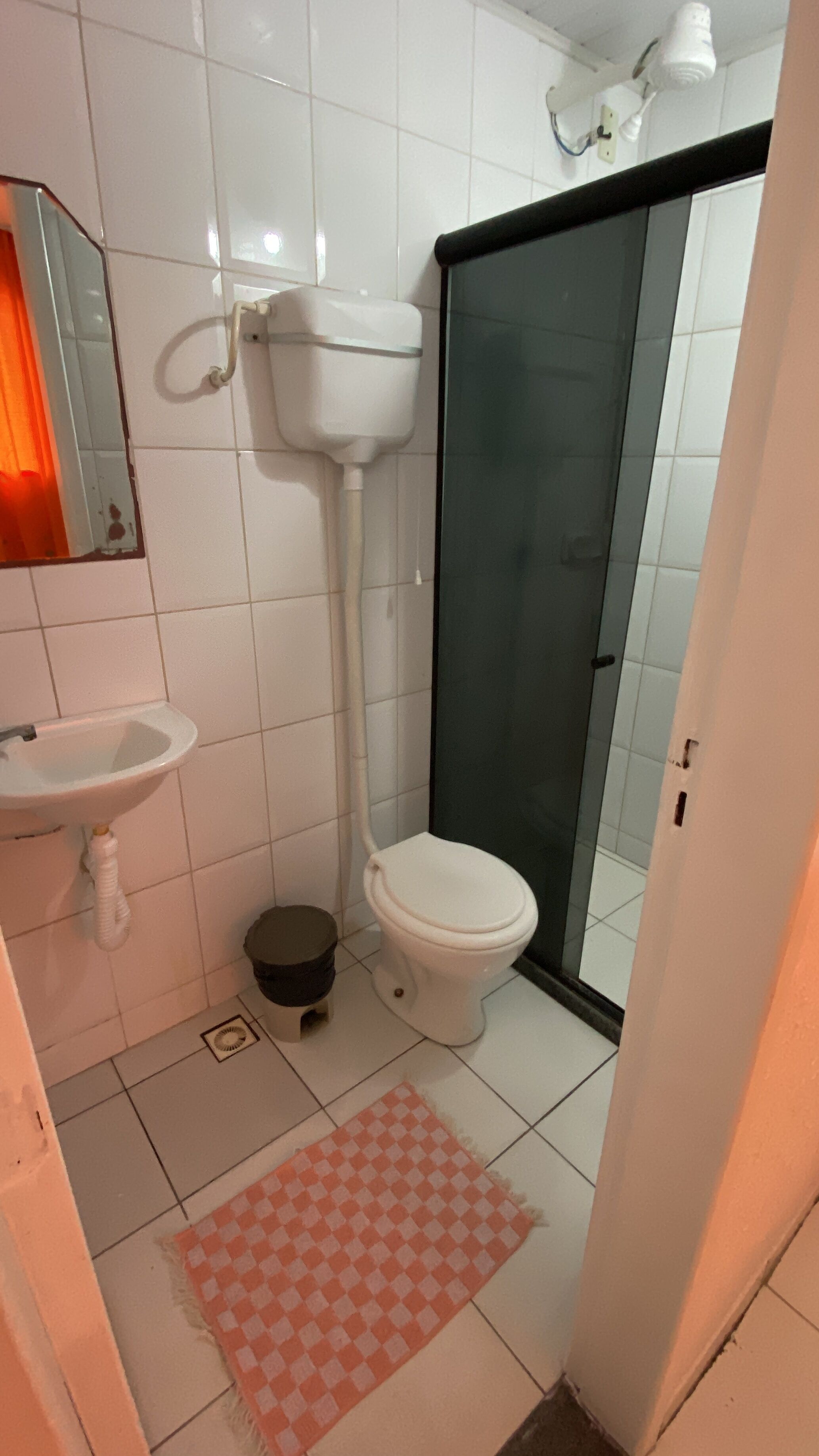 Ducha, toallas, papel higiénico