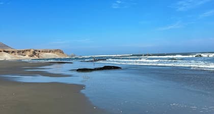 Beach House Puerto Malabrigo with Pool and Beach - All Year Round Surfing in Chicama