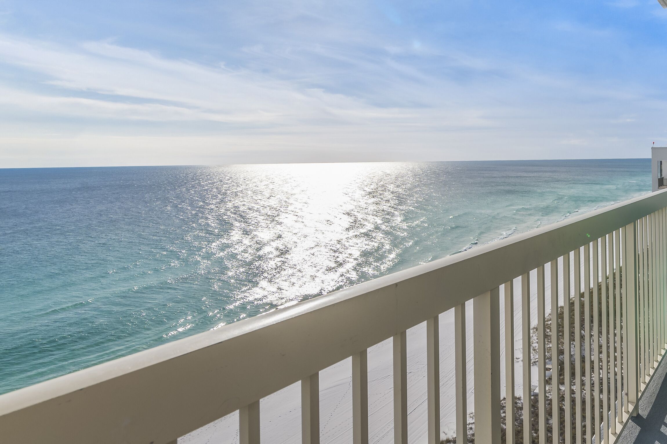 Un balcone con vista sull'oceano e cielo sereno.