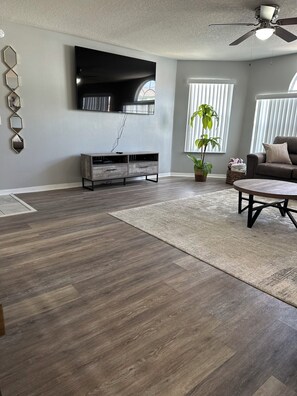 Smart TV - Immaculate 3-bedroom Villa newly remodeled, Close to Disney & attractions (Kissimmee)