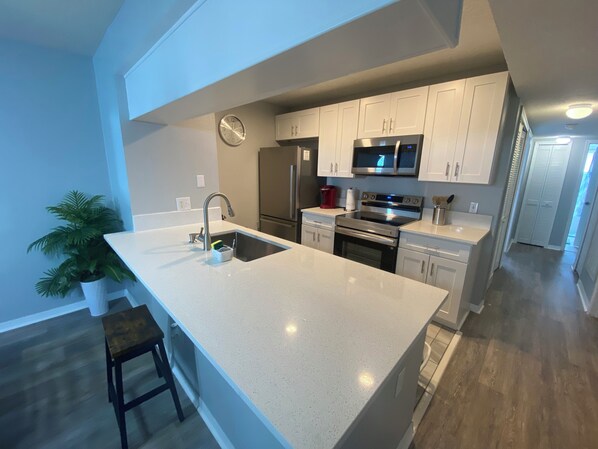 Fridge, microwave, oven, stovetop - Immaculate 3-bedroom Villa newly remodeled, Close to Disney & attractions (Kissimmee)