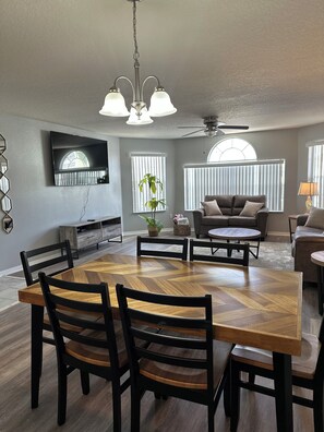 Dining - Immaculate 3-bedroom Villa newly remodeled, Close to Disney & attractions (Kissimmee)