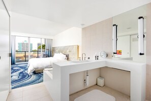 2 bedrooms, desk, iron/ironing board, WiFi