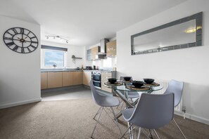 In-room dining - The Pinnacle by Cotels (Northampton)