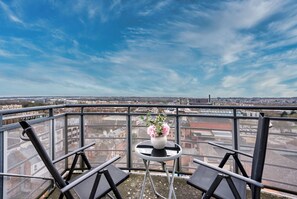 City view from property - The Pinnacle by Cotels (Northampton)