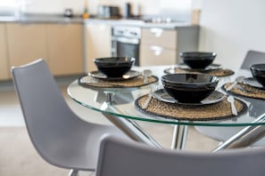 Business Apartment, Balcony, City View | In-room dining