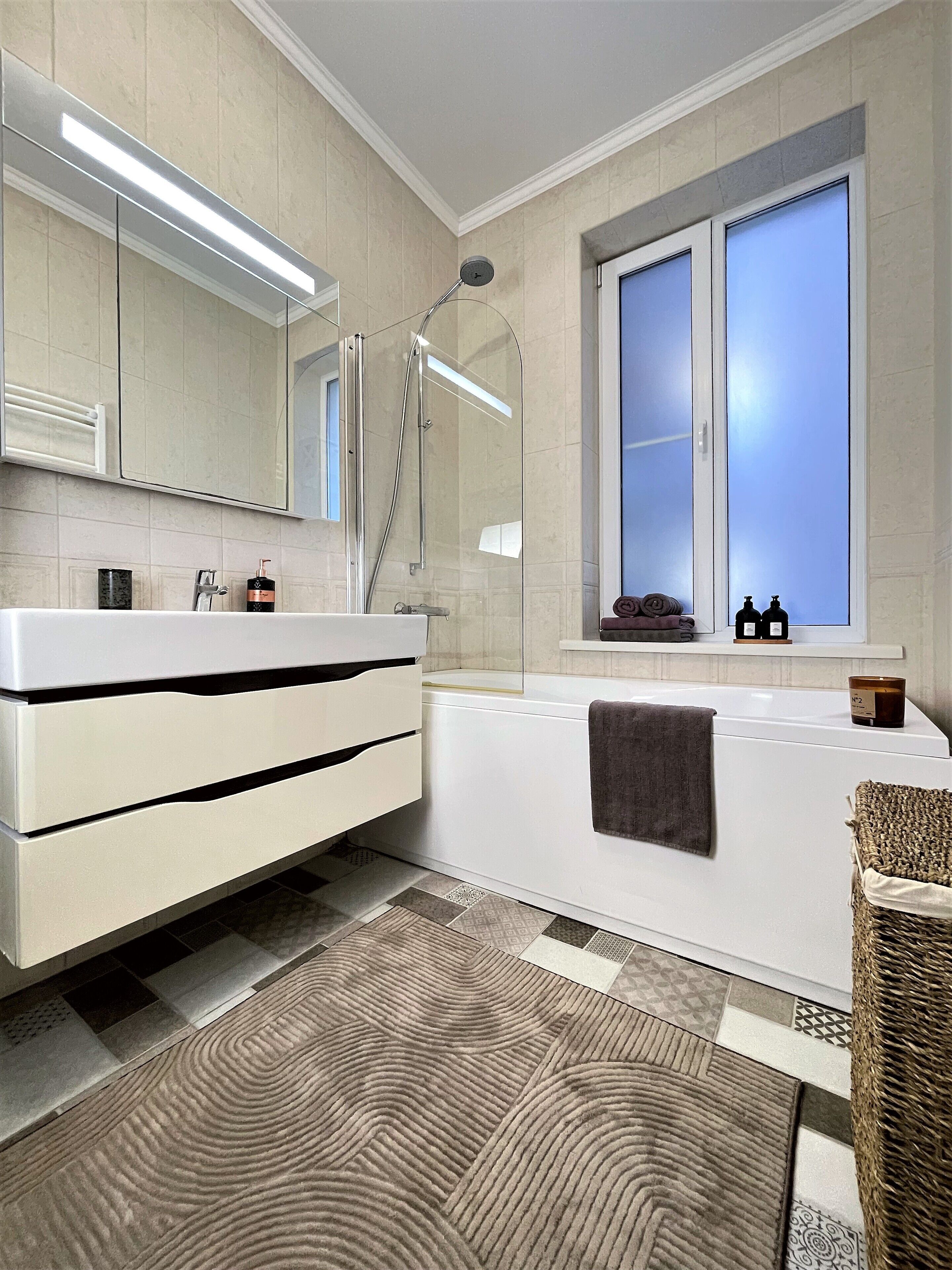 Haartrockner, Bidet, Handtücher, Seife