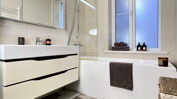 Haartrockner, Bidet, Handtücher, Seife