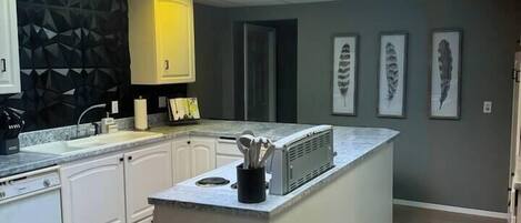 ثلاجة، ميكروويف، فرن، موقد طهي مسطح