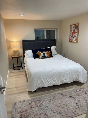 2 bedrooms, iron/ironing board, WiFi, bed sheets - Cozy 2 bedroom Mainstreet Stay (Lakeview)