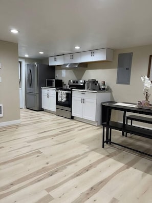 Fridge, microwave, oven, stovetop - Cozy 2 bedroom Mainstreet Stay (Lakeview)