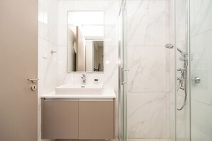 Dusche, Haartrockner, Handtücher, Seife