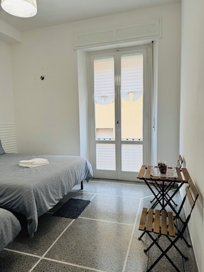 Klassieke vierpersoonskamer, uitzicht op de stad | Een bureau, een laptopwerkplek, gratis wifi