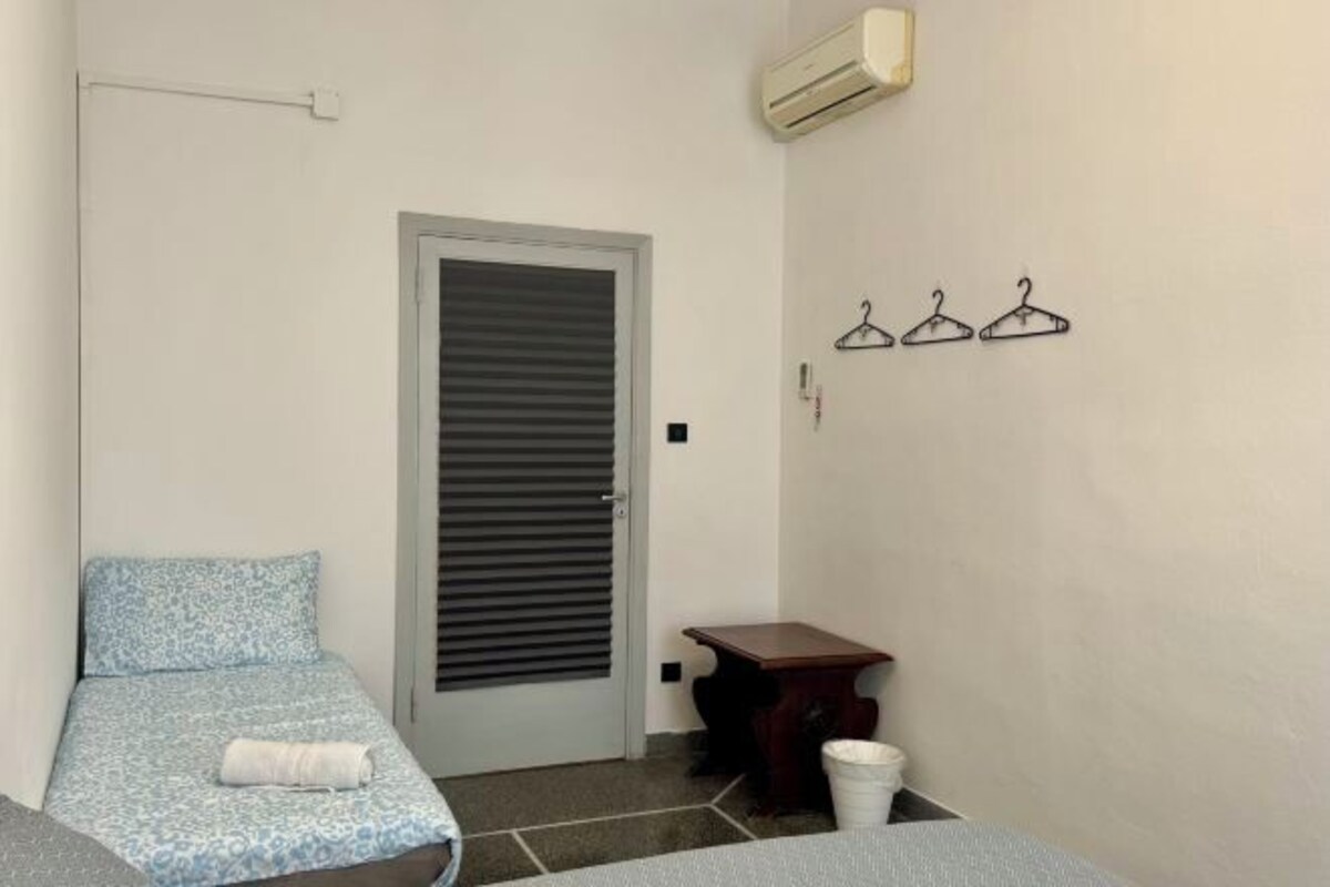 Desk, laptop workspace, WiFi (free)