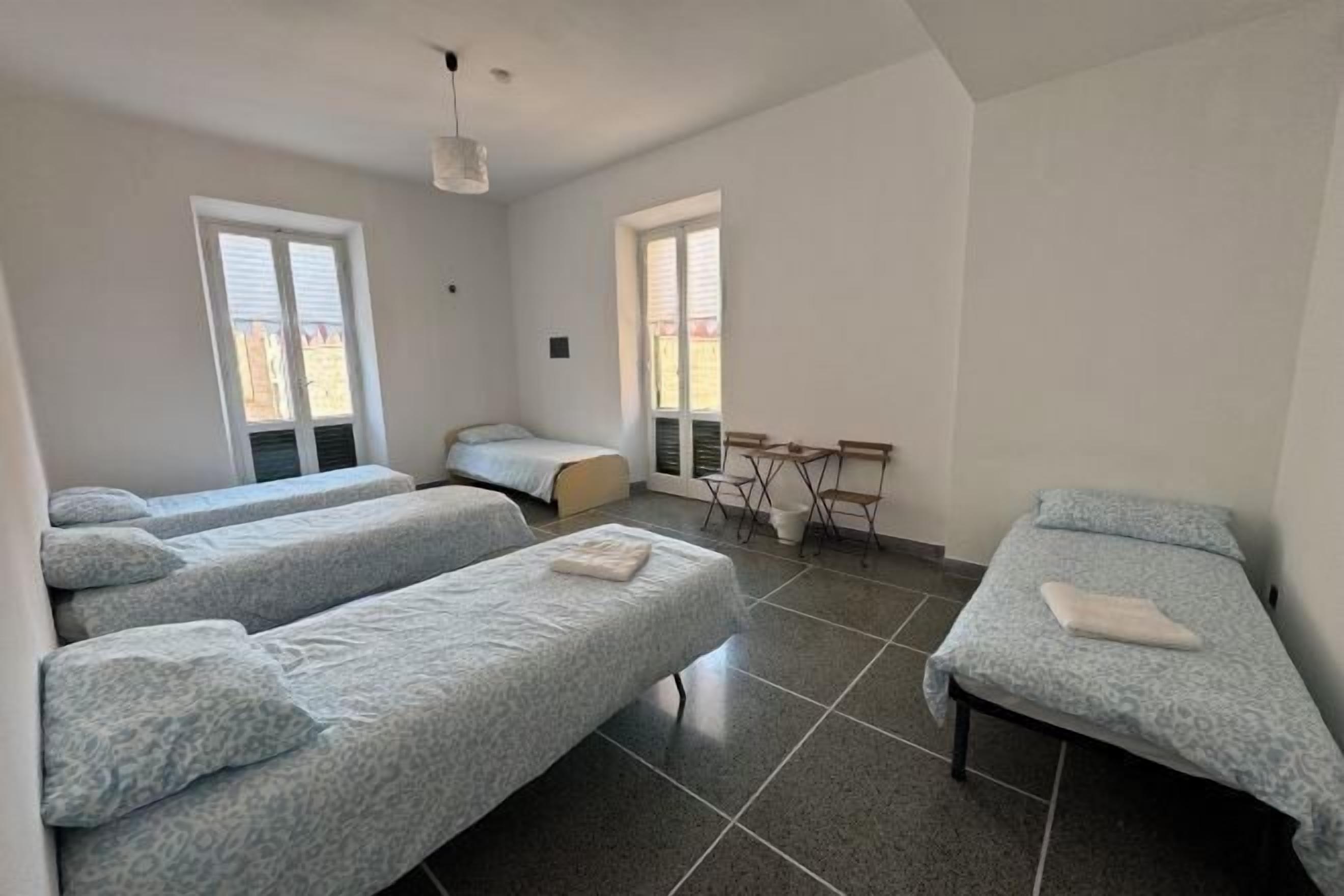 Bureau, espace de travail pour ordinateur portable, Wi-Fi gratuit