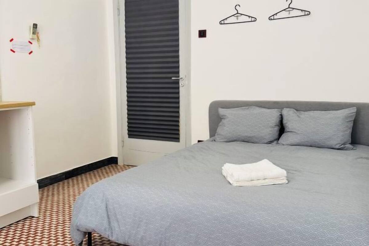 Escritorio, espacio para trabajar con laptop y wifi gratis