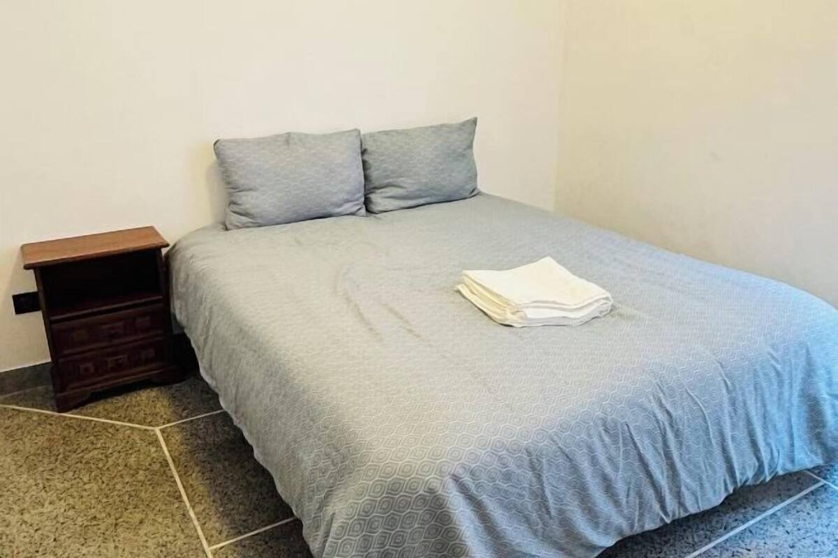 Escritorio, espacio para trabajar con laptop y wifi gratis