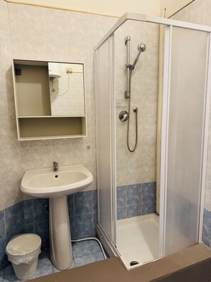 Shower, hair dryer, towels, soap - Affittacamere The Shuttle (Livorno)