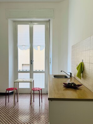 Escritorio, espacio para trabajar con laptop y wifi gratis 