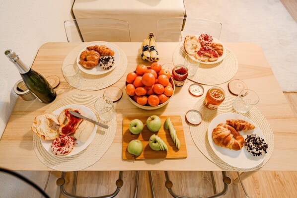 Dining - Cabañal Beach House - 10 min to ocean, FastWifi, SmartTV, AC (València)