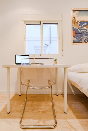 3 bedrooms, desk, iron/ironing board, free WiFi - Cabañal Beach House - 10 min to ocean, FastWifi, SmartTV, AC (València)