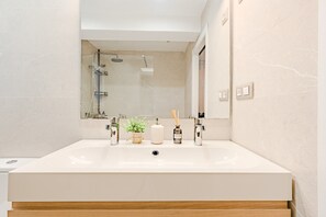 Haartrockner, Bidet, Handtücher, Seife