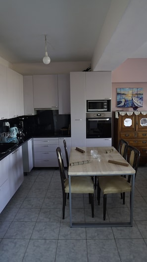 Fridge, microwave, oven, coffee/tea maker - Romanos Patras  studio (Patra)
