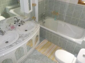 Shower, hair dryer, bidet, towels - In the heart of Geres, on the heights of Rio Caldo,  near the lake of Caniçada (Rio Caldo)
