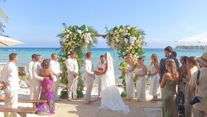 A beach wedding ceremony with a clear view of the ocean and a sandy floor. - VILLA BELLAMAR AKUMAL (Akumal)
