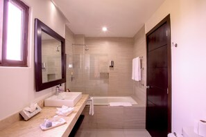 Lyxvilla - balkong - utsikt mot stranden | Badrum | Badkar/dusch, gratis toalettartiklar, hårtork och handdukar