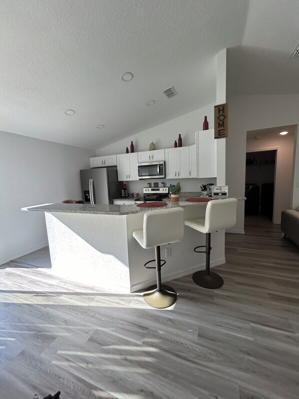 Kjøleskap, mikrobølgeovn, ovn og kokeplater