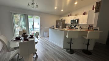 Frigorífico, microondas, horno y placa de cocina