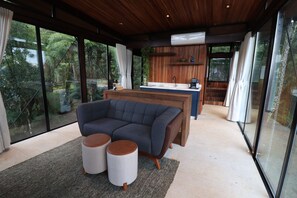 Deluxe Studio Suite, Mountain View | Living room