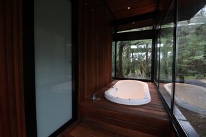 Deluxe Studio Suite, Mountain View | Deep soaking bathtub