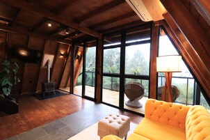 Deluxe Studio, Mountain View | Living room | 50-inch Smart TV with digital channels, first-run movies, pay movies