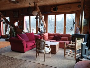 Een televisie, boeken en een stereo