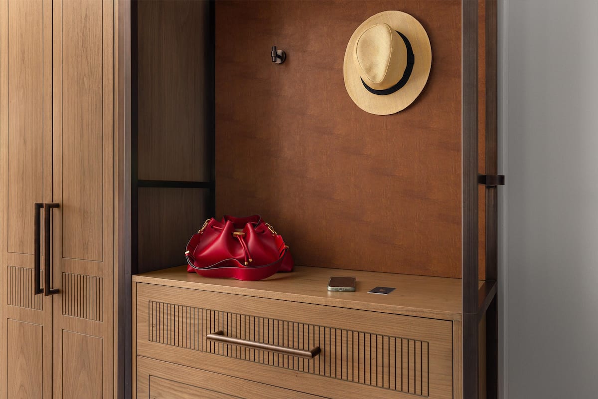 Allergitestade sängkläder, minibar och värdeförvaringsskåp på rummet