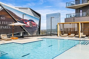 Een buitenzwembad, gratis zwembadcabana's, ligstoelen bij het zwembad