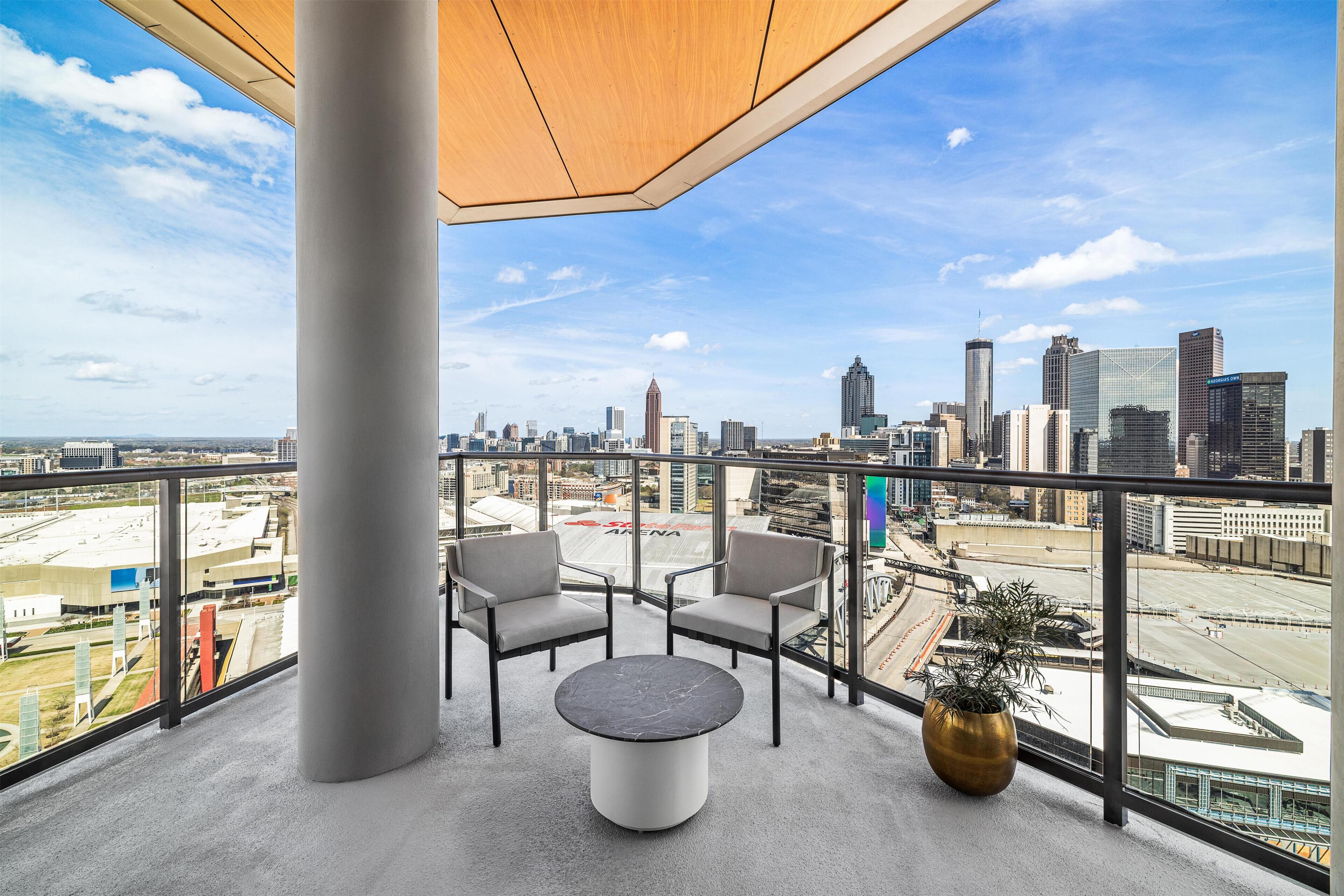 Hypo-allergenic bedding, minibar, in-room safe, desk