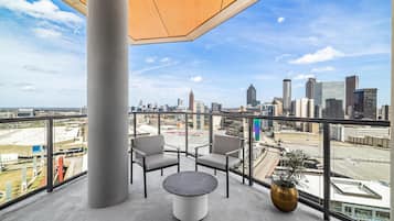 Hypo-allergenic bedding, minibar, in-room safe, desk