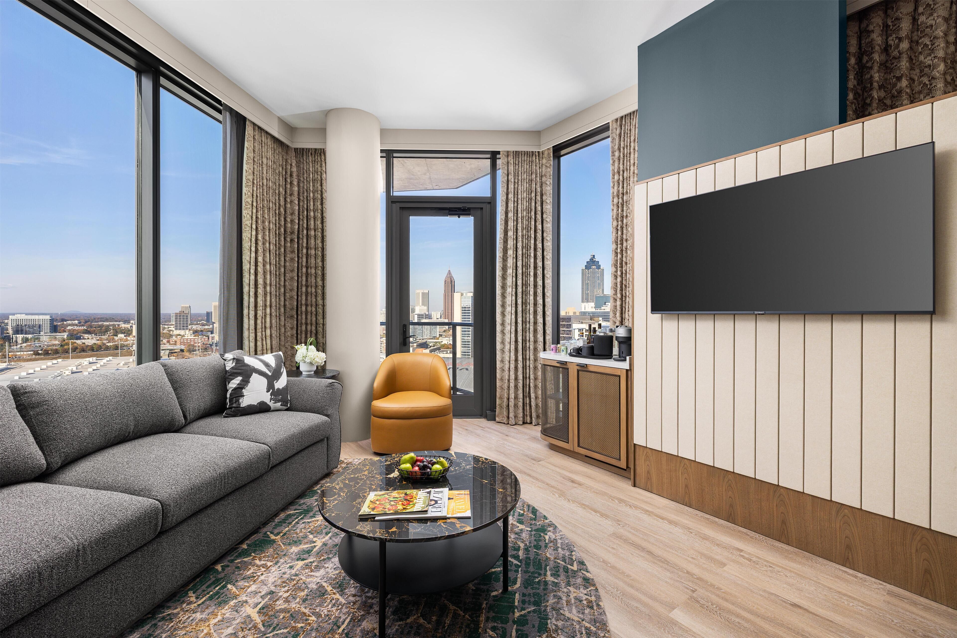 Hypo-allergenic bedding, minibar, in-room safe, desk