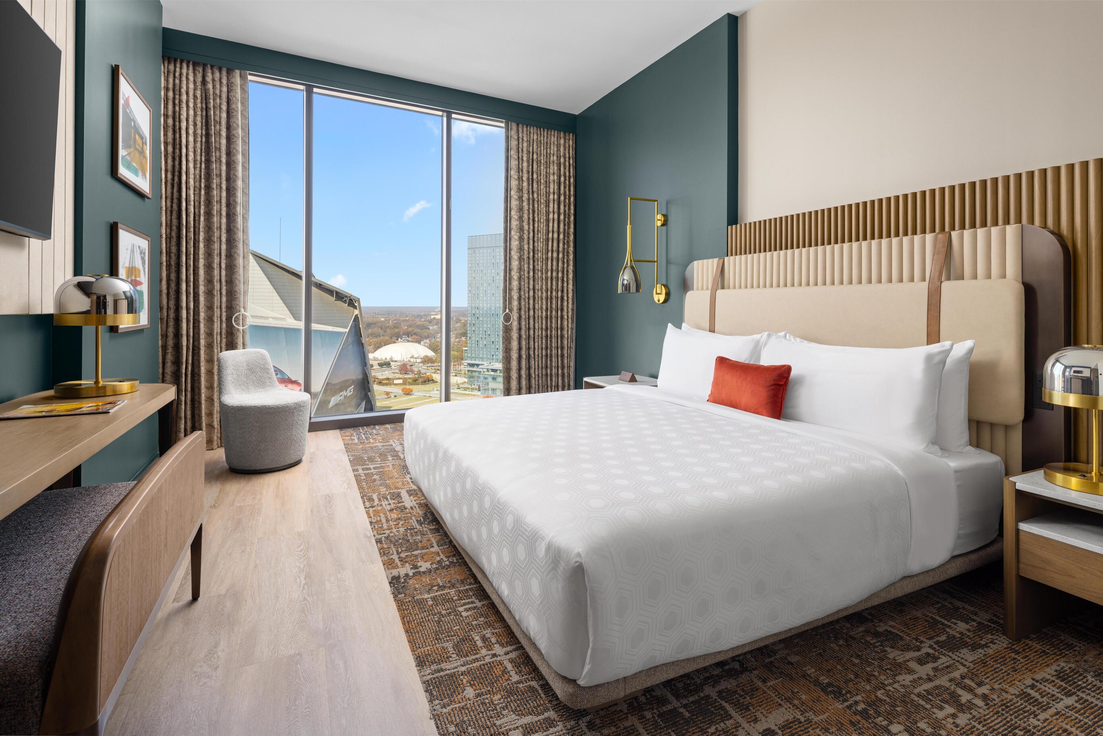 ملاءات للفراش لا تسبب الحساسية وميني بار وخزنة داخل الغرفة ومكتب